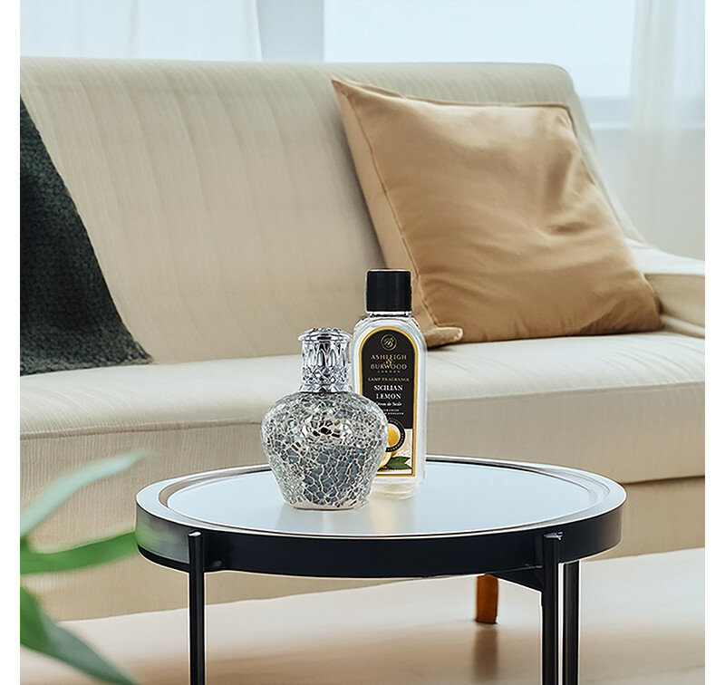 Geurlamp cadeauset Luminosity met Sicilian Lemon 250 ml op tafel