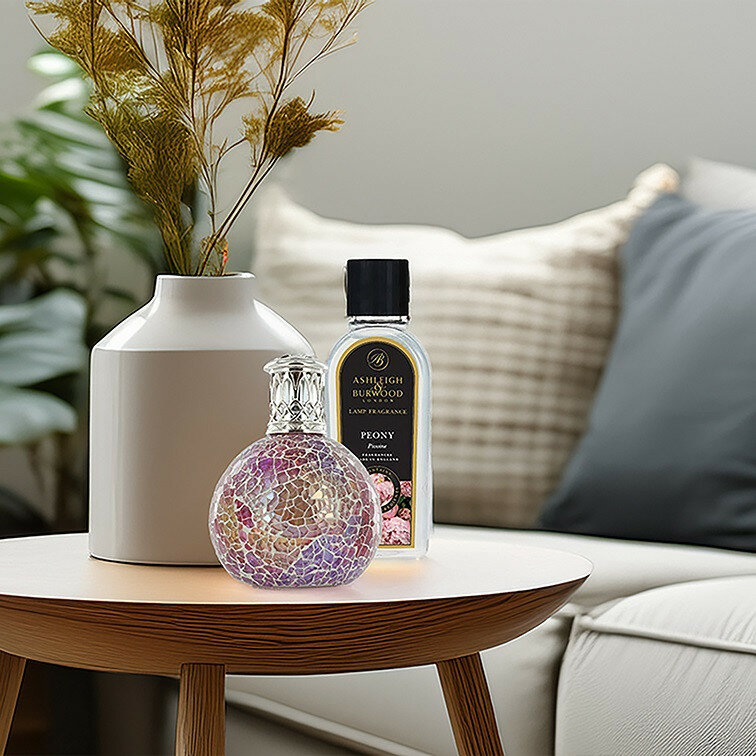 Geurlamp cadeauset Pearlescence met Peony 250 ml op salontafel