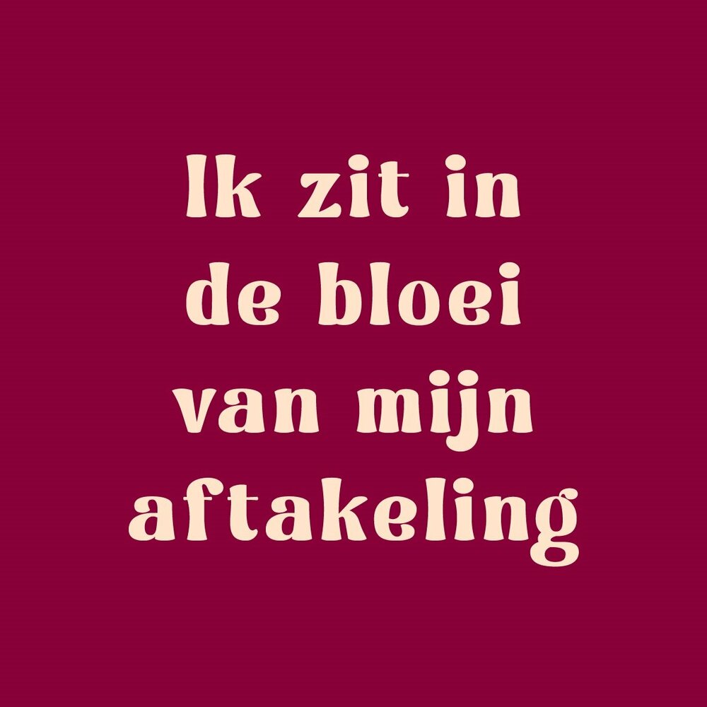 Keramisch tegeltje 10&times;10 cm met tekst &ldquo;Ik zit in de bloei van mijn aftakeling&rdquo; op bordeauxrode achtergrond