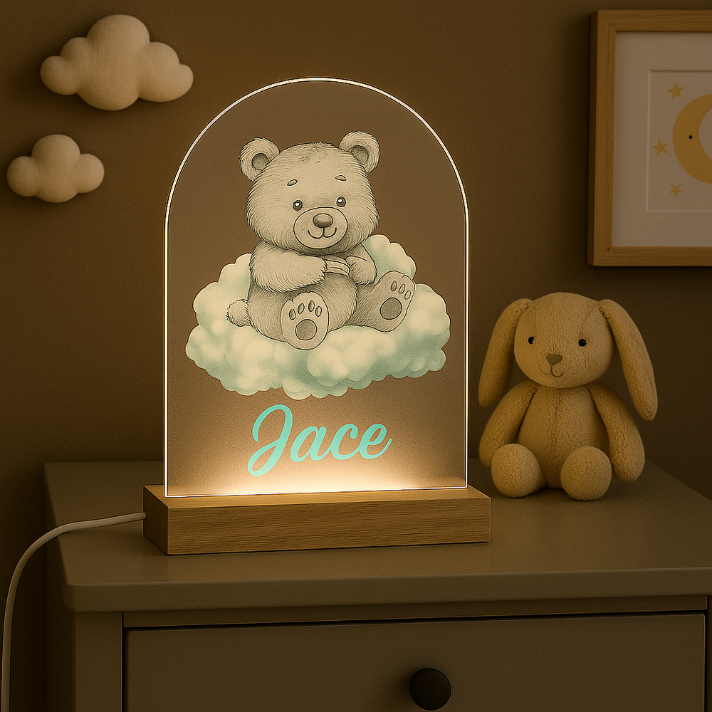 Nachtlampje beertje op wolk met naam in donkere kinderkamer, houten LED-voet