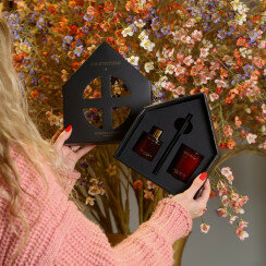 Open giftbox met geurstokjes en kaars XS in rood glas