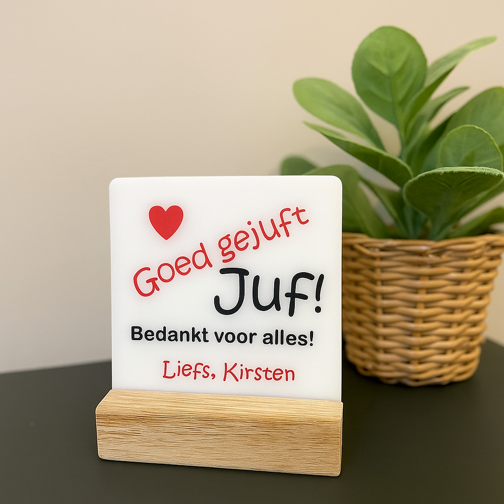 Tegeltje Goed gejuft in houten houder, gepersonaliseerd bedankje voor juf, leuke decoratie op bureau of plankje.