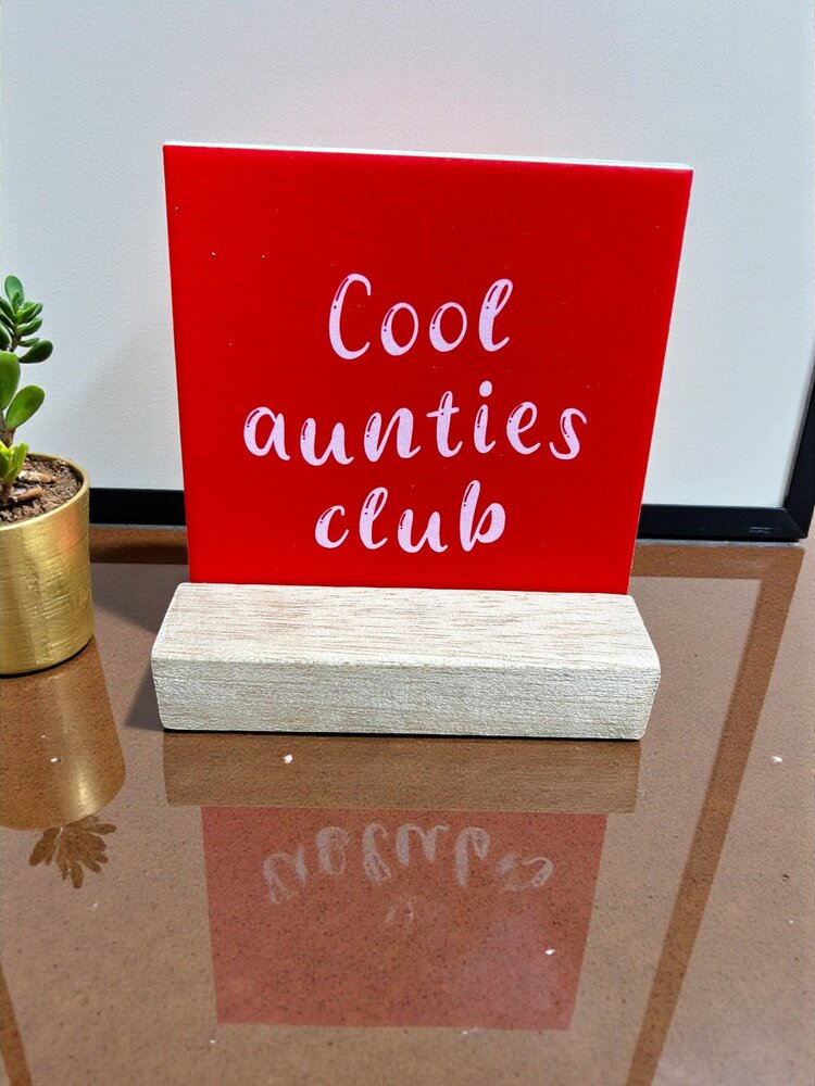 Hardhouten tegeltjes standaard met tegeltje &ldquo;Cool aunties club&rdquo;, vooraanzicht