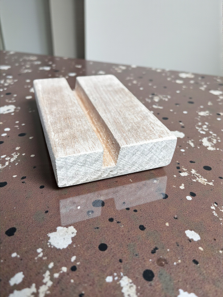 Close-up V-gleuf van houten tegeltjes houder