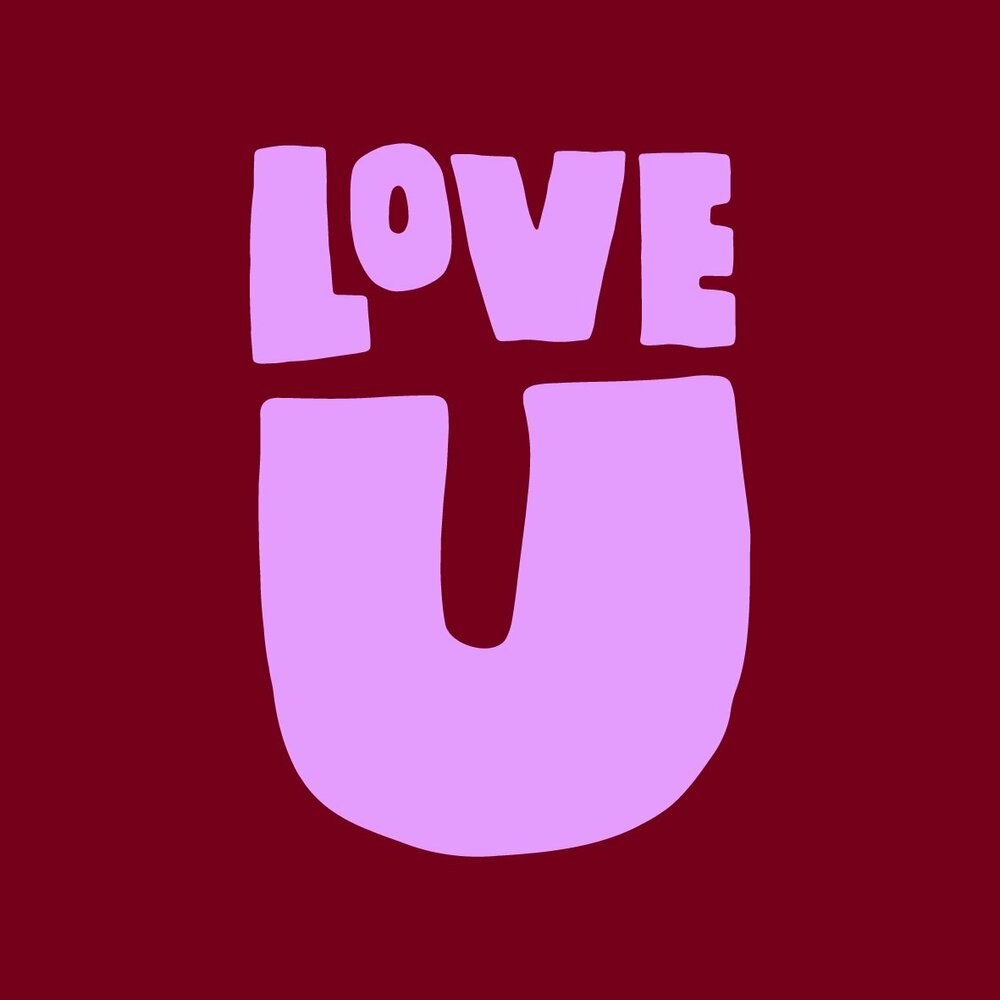 Keramisch tegeltje 10&times;10 cm met typografische tekst &ldquo;LOVE U&rdquo; in paars op bordeauxrode achtergrond