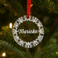 Plexiglas kerstbal met naam en sneeuwvlokrand, rood lint, in kerstboom