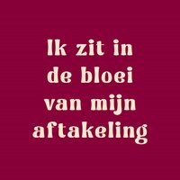 Keramisch tegeltje 10&times;10 cm met tekst &ldquo;Ik zit in de bloei van mijn aftakeling&rdquo; op bordeauxrode achtergrond