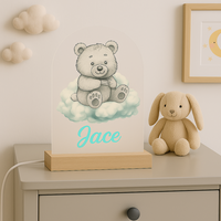 Nachtlampje beertje op wolk met naam op dressoir in lichte kinderkamer