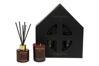 Geurstokjes en kaars XS naast gesloten zwarte geschenkdoos