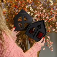 Open giftbox met geurstokjes en kaars XS in rood glas