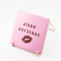 Keramieken tegeltje &quot;Dikke Kerstkus&quot; op roze standaard &ndash; vooraanzicht.