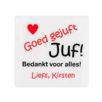 Kunststof tegeltje Goed gejuft met rood hart en zwarte tekst, gepersonaliseerd cadeau voor juf, formaat 10x10 cm.