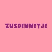 Keramisch tegeltje 10&times;10 cm met paarse tekst &ldquo;ZUSDINNETJE&rdquo; op roze achtergrond