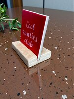 Hardhouten tegeltjes houder met rood 10&times;10 cm tegeltje, zijaanzicht