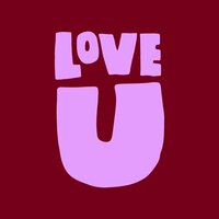Keramisch tegeltje 10&times;10 cm met typografische tekst &ldquo;LOVE U&rdquo; in paars op bordeauxrode achtergrond