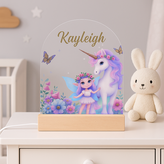 Kinderkamer met gepersonaliseerd nachtlampje, plexiglas plaat en houten LED-voet
