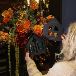 Lifestyle: Countryfield Mysterious giftbox met geurstokjes en kaars XS in donkergroen glas