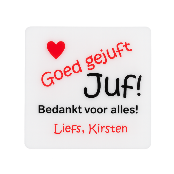 Kunststof tegeltje Goed gejuft met rood hart en zwarte tekst, gepersonaliseerd cadeau voor juf, formaat 10x10 cm.