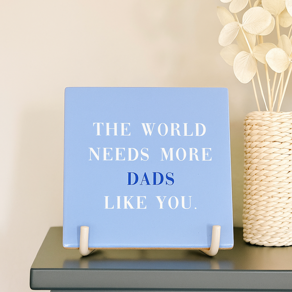 Blauw keramieken tegeltje met tekst The World Needs More Dads Like You