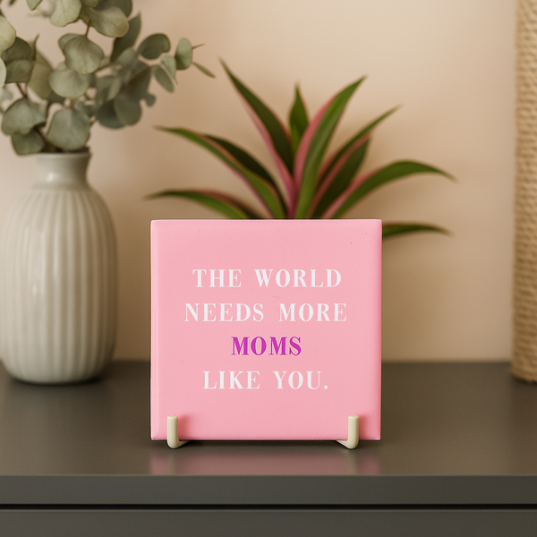 Roze keramieken tegeltje met tekst The World Needs More Moms Like You