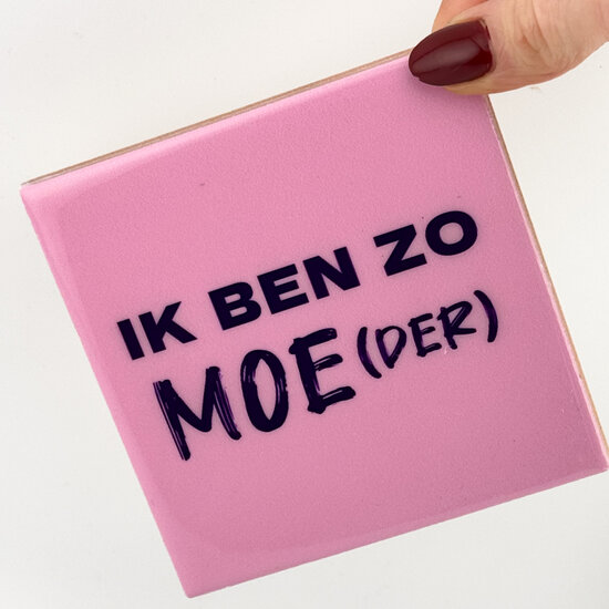 Tegeltje ik ben zo moe(der) in de hand
