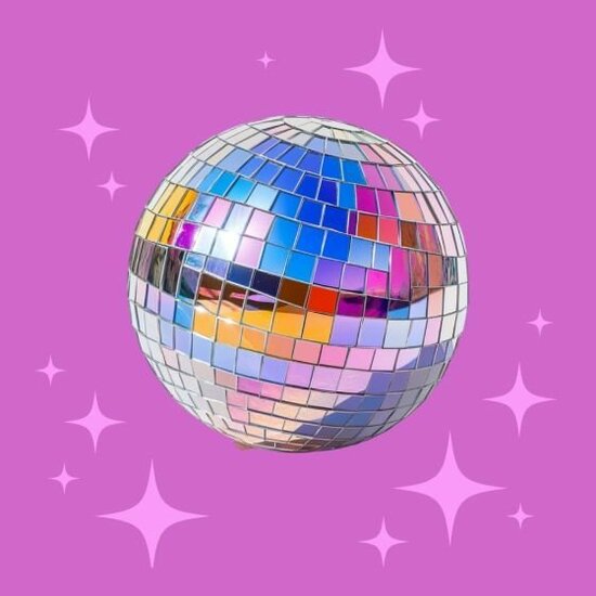 Tegeltje Discoball met kleurrijke discobal op paarse achtergrond, vrolijk keramiek cadeau of decoratie.