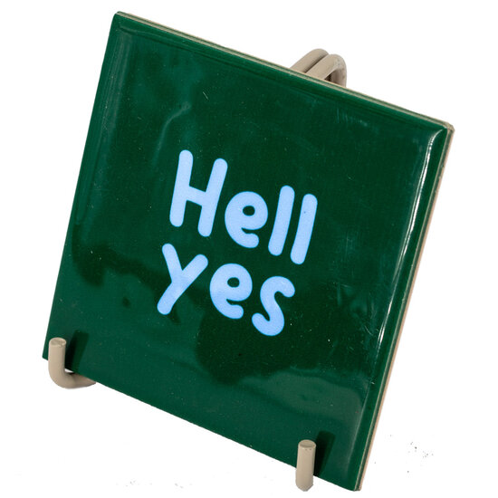 Metalen tegelrekje in zandkleur met groen keramisch tegeltje met de tekst &quot;Hell yes&quot; erin geplaatst