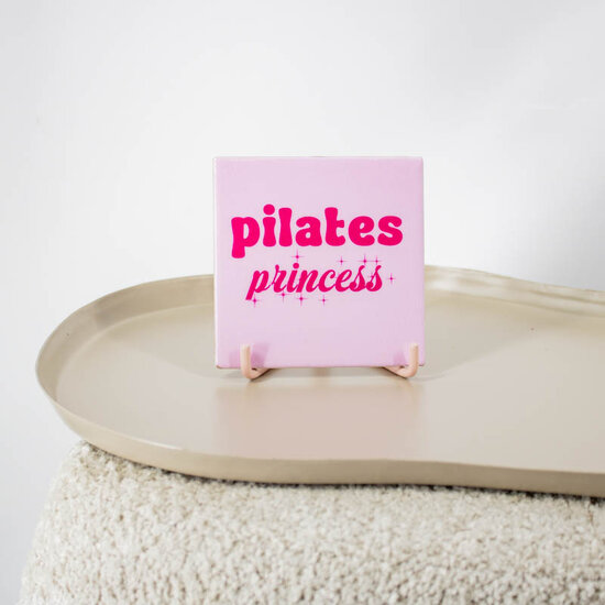 Keramieken tegeltje Pilates Princess op standaard