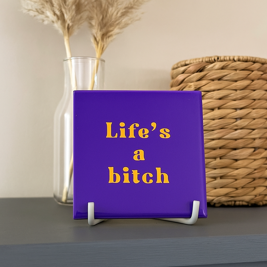 Paars keramieken tegeltje met tekst Life&rsquo;s a Bitch