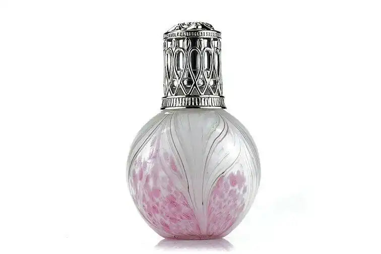 Ronde geurbrander van glas met roze en witte details en een sierlijke zilveren dop