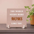 Tegeltje met tekst 'The world needs more moms like you' op standaard, cadeau decoratie