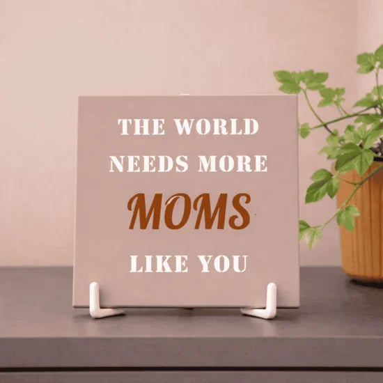 Tegeltje met tekst 'The world needs more moms like you' op standaard, cadeau decoratie