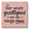 Tegeltje met tekst hier woont gezelligheid met een vleugje chaos