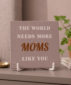 Tegeltje – The World Needs More Moms Like You | Cadeau voor moeder